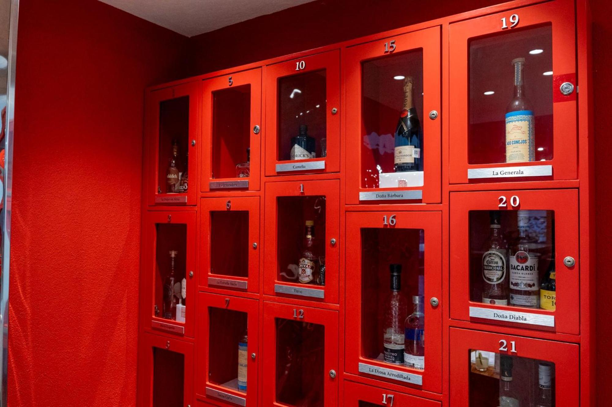 Camino Real Pedregal Mexico Hotel Kültér fotó Wine lockers at a wine bar
