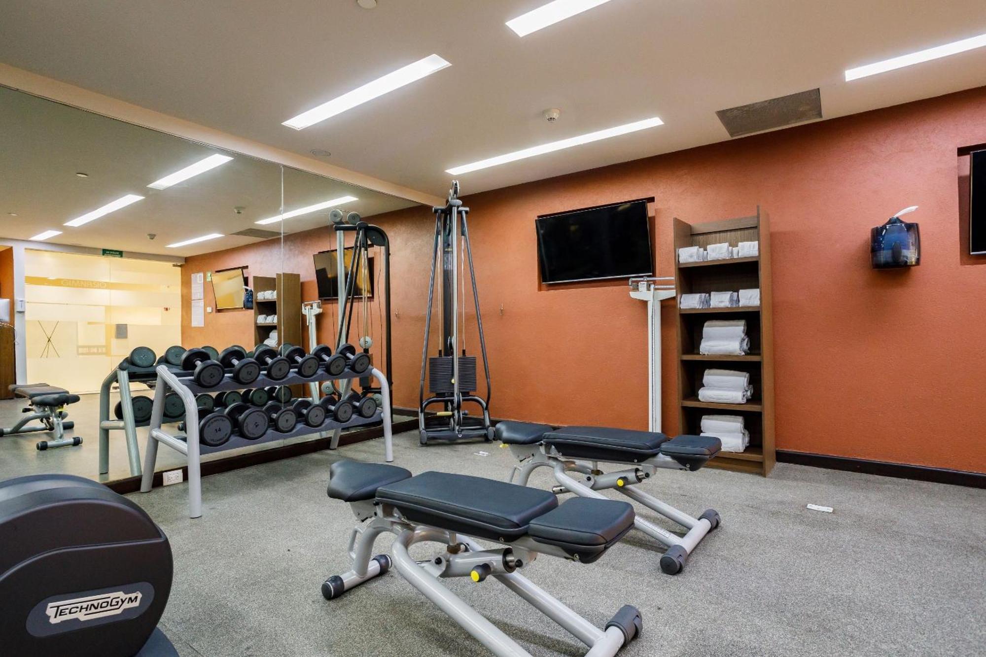Camino Real Pedregal Mexico Hotel Kültér fotó The gym at the hotel
